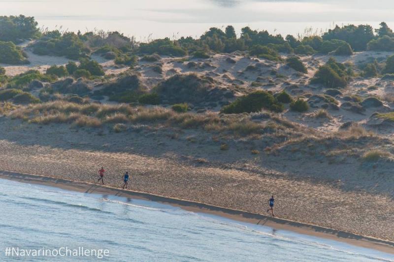 Οι δρομείς του Navarino Challenge διασχίζουν την παραλία της Βοϊδοκοιλιάς