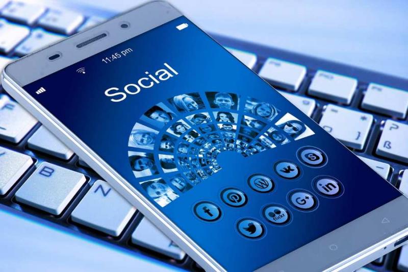 Οι χρήστες των social media εμπιστεύονται περισσότερο συνομήλικους και influencers παρά τα brands