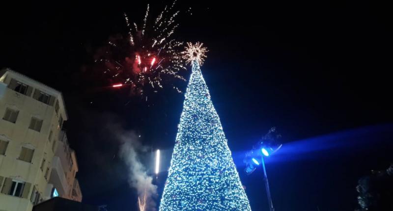 &quot;Έλαμψε&quot; πριν από λίγα λεπτά το χριστουγεννιάτικο δέντρο της Καλαμάτας (Φωτογραφίες)