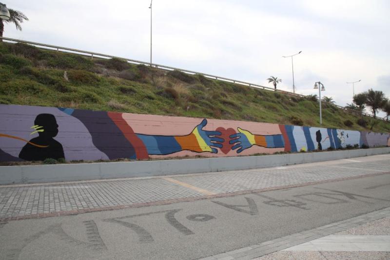 Graffiti με πολύχρωμα μηνύματα στον Καράβολα Ηρακλείου