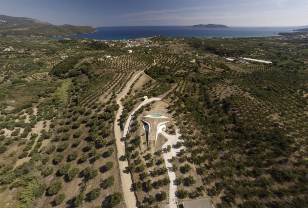 Ονειρική βίλα στη Μεσσηνία κτισμένη μέσα στους ελαιώνες αποθεώνεται από διεθνή ΜΜΕ