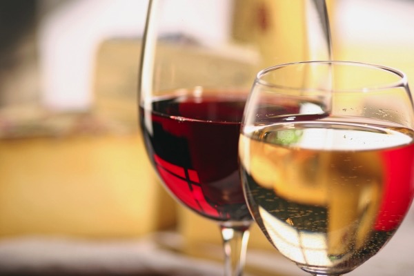 Δέσμευση Αποστόλου για κατάργηση του Ειδικού Φόρου Κατανάλωσης στο κρασί μέσα στο έτος