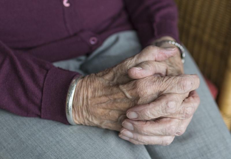 Καντάδα έκανε ένας 81χρονος στην άρρωστη σύζυγό του (Βίντεο)