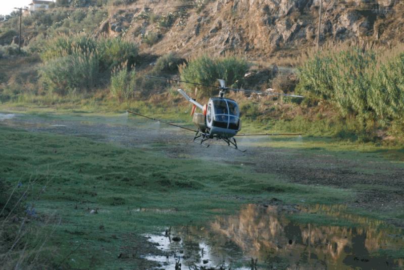 Ψεκασμός με ελικόπτερο για κουνούπια σε 2.000 στρέμματα στον Ευρώτα