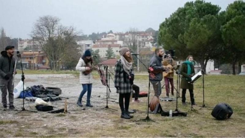 Έπαιξαν μουσική για τους ασθενείς και το προσωπικό του Παπανικολάου που πολεμούν την Covid-19