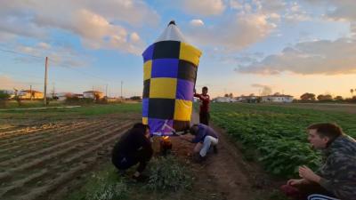 Πετούν τη σκούφια τους και... αερόστατα οι καλαματιανοί (Βίντεο - φωτογραφίες)