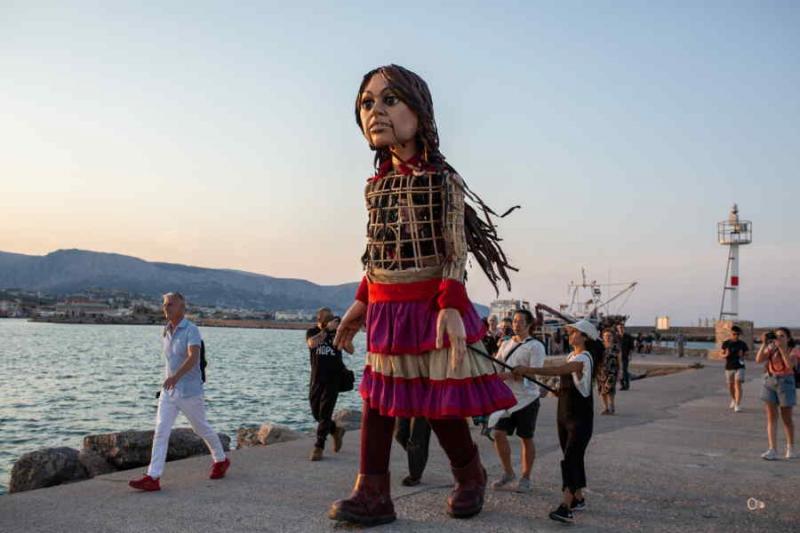 H μικρή Αμάλ αποχαιρετά την Ελλάδα